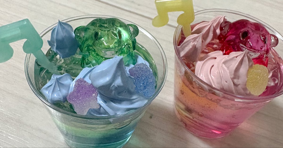 ayabukabotya's tweet photo. 今日は友達のマンションでカラオケ女子会〜✨✨🥃
プレゼントにカエル作った
そして増産した https://t.co/rpatKl5v4U