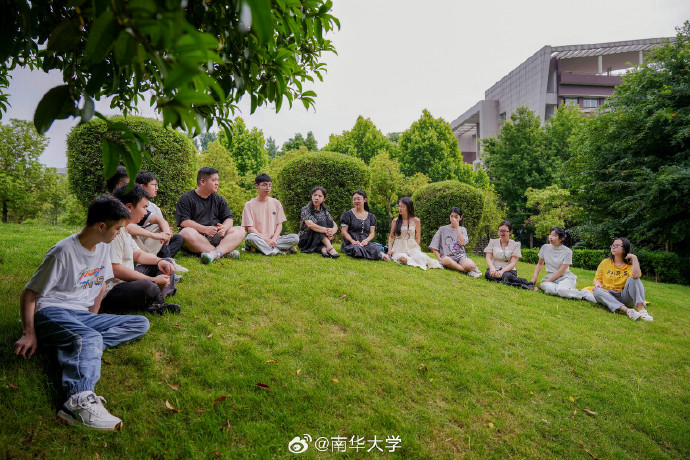 zhai_019's tweet photo. [Campus Photography Club活动来了！本周六下午2点到操场拍春日限定风光，零基础也能来，现场有小礼品，速戳评论区报名！] https://t.co/Aom4StujTE