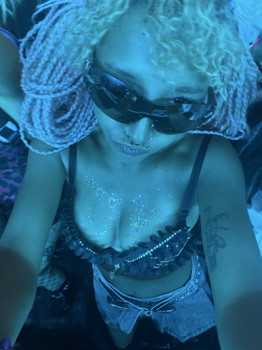 eatintoes4fun's tweet photo. Missing this version of me(I took this pic last night on barricade) @BassCanyon https://t.co/LQABvBf7Lo
