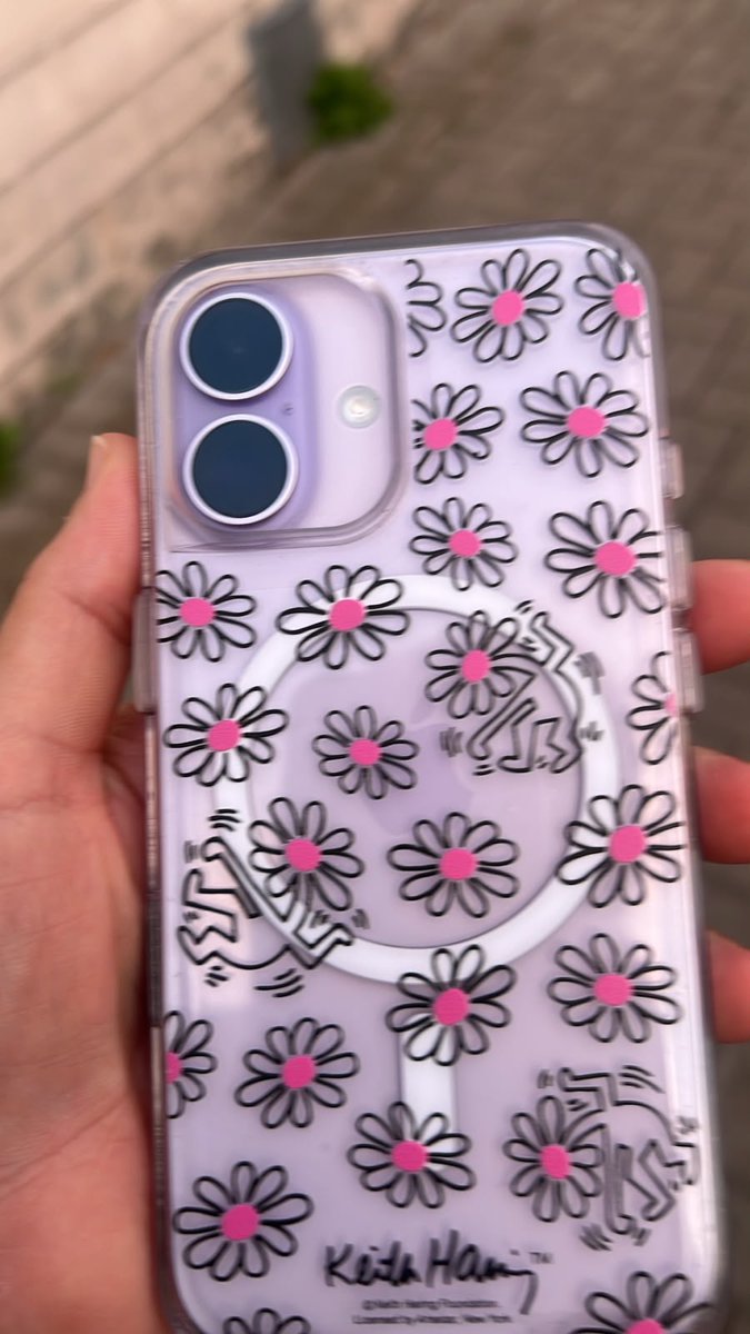 yns_om's tweet photo. Cet iPhone a été trouvé par ma mère à Lille, on le laisse allumé, on attend l'appel de quelqu'un, si vous reconnaissez le téléphone n'hésitez pas à me DM :) 

Le téléphone va être donné à la personne qui peut l'ouvrir avec face ID :) 

Partagez svp https://t.co/eNNrJ1RAMj