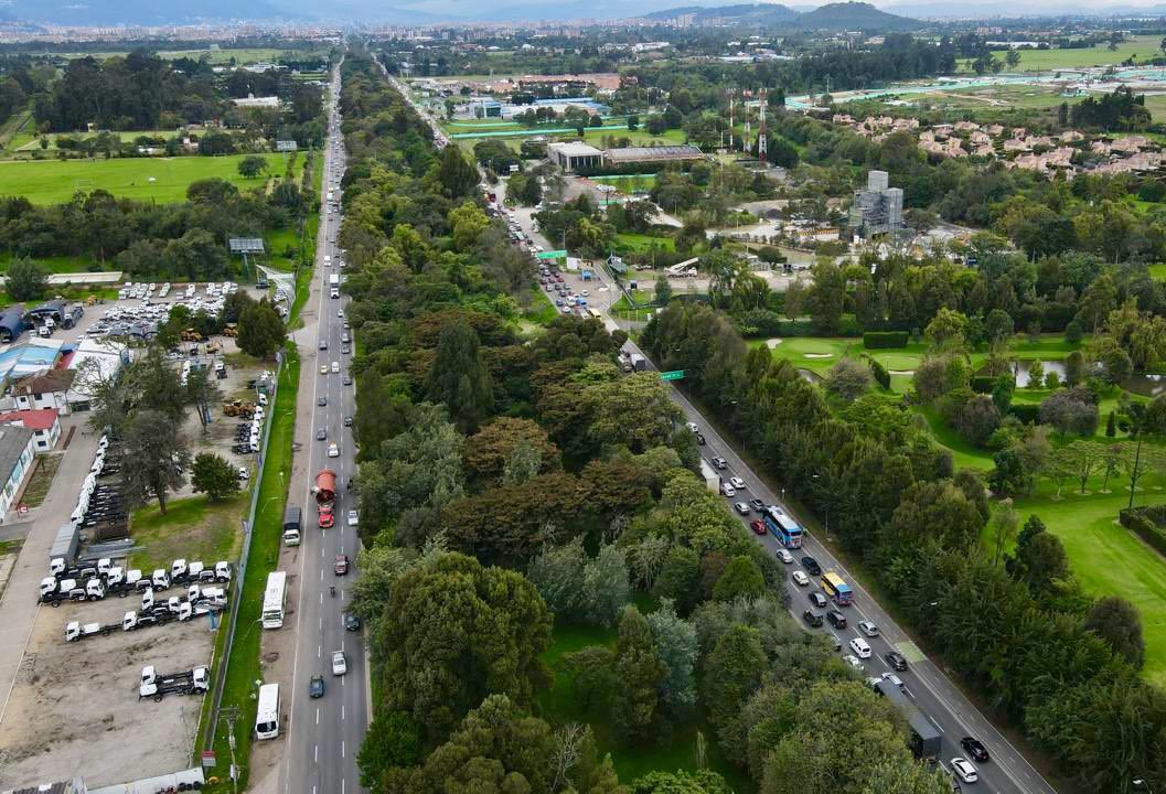 ANI_Colombia's tweet photo. #BuenasNoticias🤩 @ANLA_Col da vía libre a las obras de ampliación de la Autopista Norte✅. Las intervenciones permitirán avanzar en la ampliación y mejoramiento de la Autopista Norte entre las calles 191 y 245. https://t.co/Rlk5hXnp4W