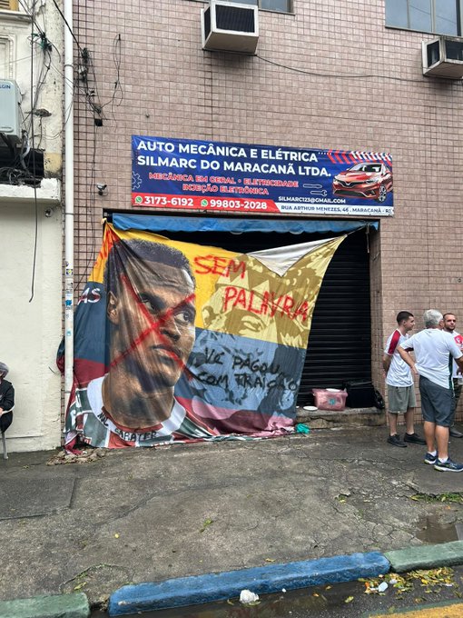 liberta___depre's tweet photo. Bandeirão feito pela torcida do Fluminense para Jhon Árias, com os dizeres: "Sem palavras" "Você pagou com traição" https://t.co/3BanfjaUJo
