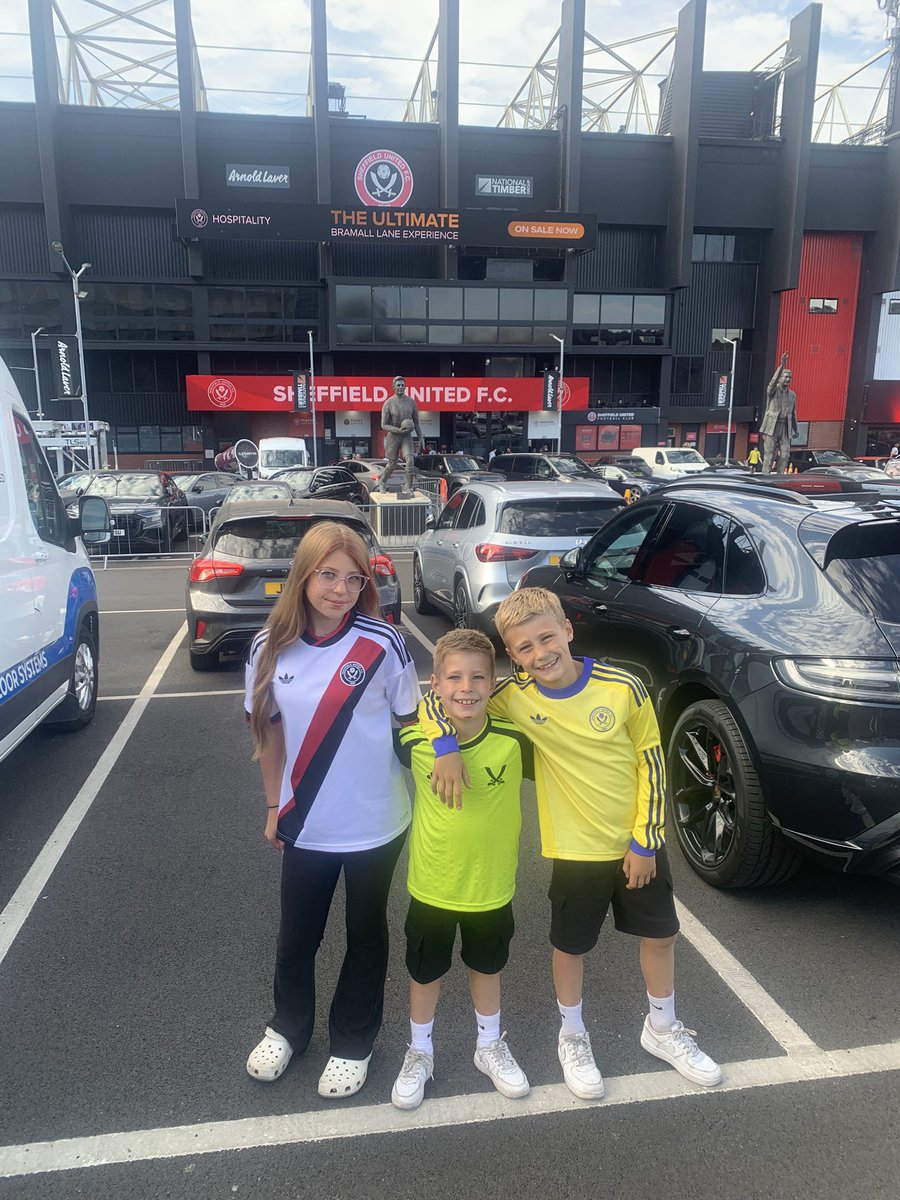DomBN91's tweet photo. New season, new kits 🔴⚪️ https://t.co/FnCibMH0bI