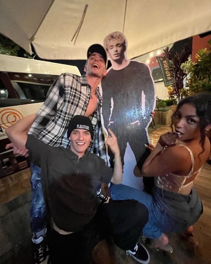 anysswft's tweet photo. essa foto, esse dia, esse trio https://t.co/aGBS0mTraT