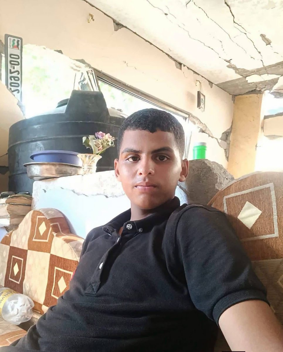 Kahlout9's tweet photo. والله قصة الفتى صهيب ما ينفعش تمر مرور الكرام أبدًا!
فتى فقد إخوته وأمه شهداء ، ثم حمل من الألم ما لا يحتمله كثير من الرجال ثم وانضم للمقاومة وهو في الخامسة عشرة من عمره، وظل نابتًا في أشد اللحظات قسوة ثم لقي ربه شهيدًا!
من أين أتيت بكل هذا الإيمان يا صهيب؟
من أين جاءك ثبات القلب وثبات الأقدام وسط معارك تهتز لها القلوب؟
كيف استطعت أن تقف حيث يتراجع كثير من الرجال؟ سنوات ونحن نسأل:
أين صلاح الدين؟
أين زمن الصحابة؟
أين الفاتحون؟
أين الرجال الذين إذا اشتد البلاء ثبتوا؟ ثم أرسل اللّٰه لنا نماذج من الثبات أمام أعيننا...
فماذا فعلنا بهم؟
هل نصرناهم؟
هل حفظنا سيرتهم؟
هل أدينا حقهم؟
أم اكتفينا بالمشاهدة والكلام وخذلناهم؟
ربما كانت المشكلة في أما رأت الرجال ثم لم تستطع أن تكون على
قدر تضحياتهم.
رحم اللّٰه صهيب وكل من مضى ثابتًا، وتقبّلهم عنده، وألهمنا أن نتعلم من ثباتهم لا أن نكتفي بالبكاء على رحيلهم!