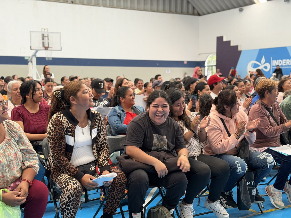 Maria_AlemanMC's tweet photo. Ver la alegría de una familia al recibir herramientas que fortalecen su patrimonio nos recuerda algo fundamental: en Querétaro no trabajamos desde un escritorio, caminamos las calles y las comunidades para escuchar y resolver. https://t.co/vlEjlRukkk