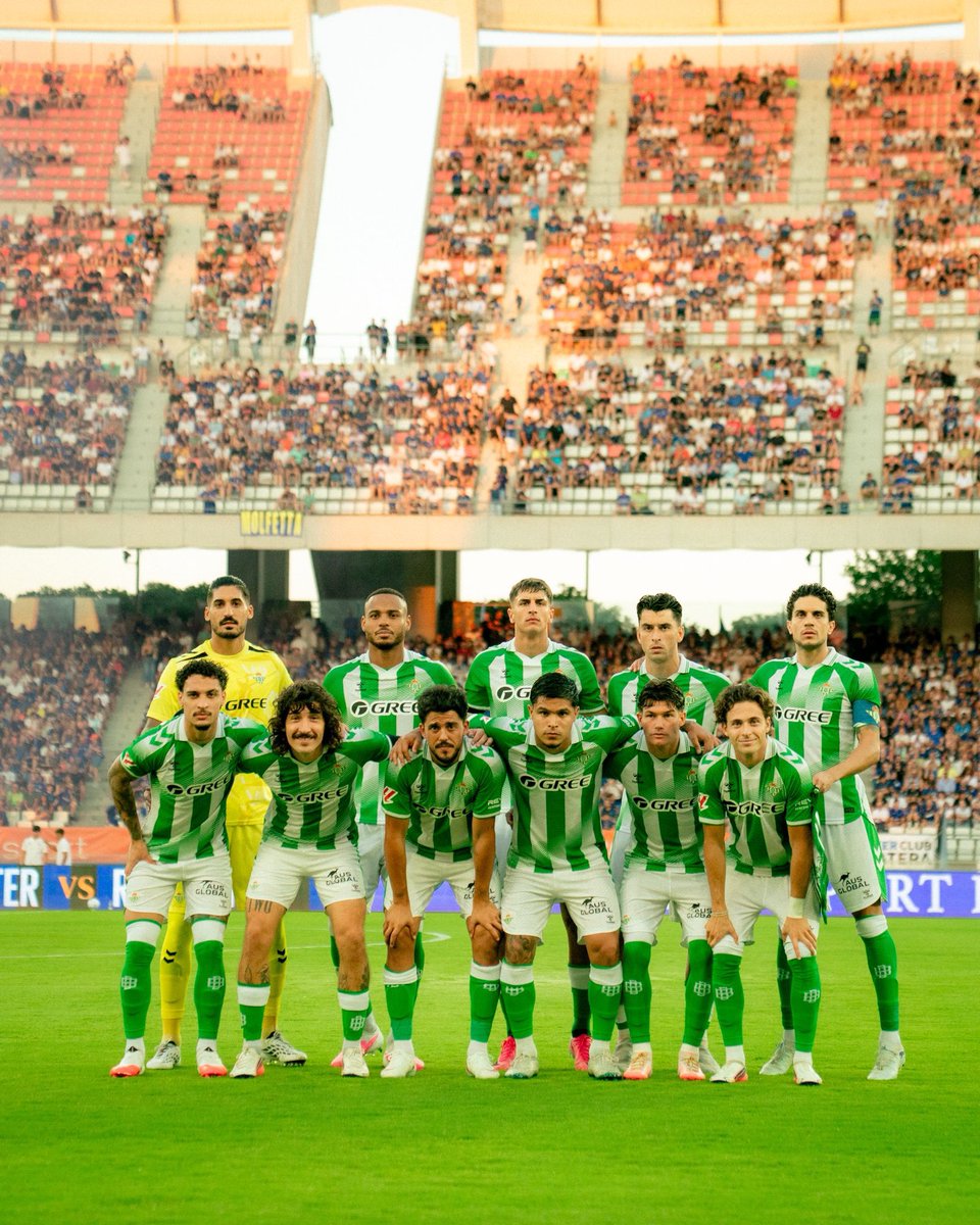 manu_colchon's tweet photo. 🟢Para mí, dos puntos clave que inquietan de este #RealBetis una vez concluida la pretemporada.

⚽️Lo primero y evidente: el balón parado. Se reciben demasiados goles en esta faceta. Hoy, ante el Inter, tres jugadores solos al remate. 

❌No es capaz de mejorar aquí Pellegrini ni los defensas de dar el nivel.

🧠Luego, creo que este equipo tiene un problema grave de creación. Tiene nombres (y habrá que ver si mimbres) que destruyen, pero no que construyen. 

Con toda la confianza y tiempo que hay que darle a Isco, pero a mí me deja alguna duda. Fornals, como el último año y medio, sobreexplotado. Y a Lo Celso veremos si se le espera. Este equipo necesita urgentemente un fichaje de un medio creativo.

✅ Lo positivo: es un equipo que genera muchísimo al contragolpe y en transiciones. Sale rápido a la contra y es capaz de hacer daño también por fuera. 

✅Gnangoro Bouare, el canterano de la pretemporada. Para mi gusto, está para tener 20-25 minutos por partido.