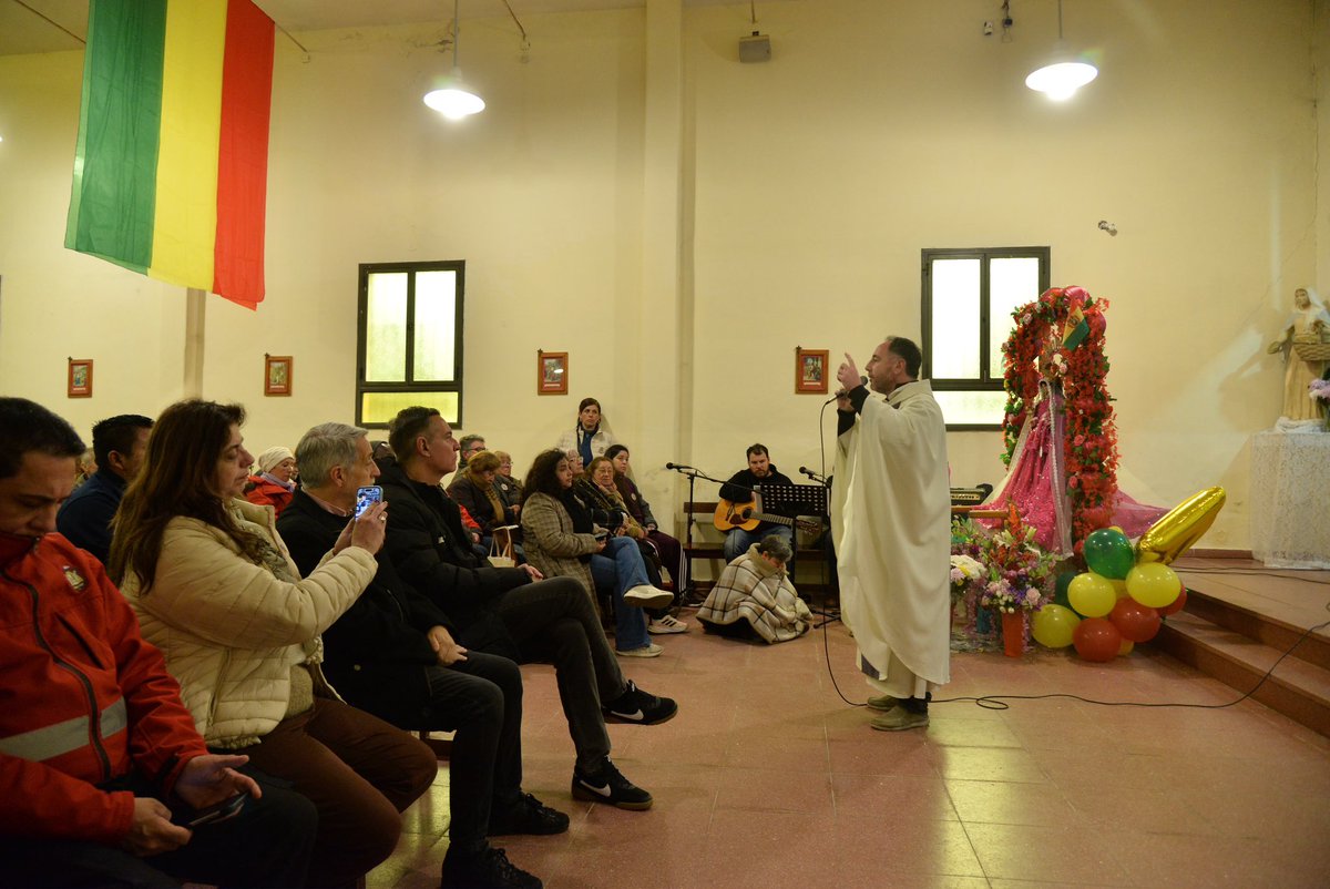 miguelsiciliano's tweet photo. UN NUEVO AÑO JUNTO A LA VIRGEN DE URKUPIÑA: GRACIAS A LA COMUNIDAD BOLIVIANA POR EL RECONOCIMIENTO 

¡Feliz dia a la hermosa Virgen de Urkupiña! Querida Mamita de Bolivia bendice a todos tus devotos con salud y trabajo. Gracias por el reconocimiento y la declaración de miembro honorífico de la Comisión Organizadora, me hace inmensamente feliz. Es un honor acompañar esta celebración cada año. La organización, junto a la gente de la Parroquia Nuestra Señora del Trabajo, han logrado hacer de este evento parte de la tradición de Villa El Libertador y de toda Córdoba.

En el encuentro de las culturas y de los pueblos reside la riqueza de nuestra gente. ¡Jallalla Bolivia! ¡Jallalla Argentina! ¡Jallalla Virgen de Urkupiña!

#HacerParaCrecer