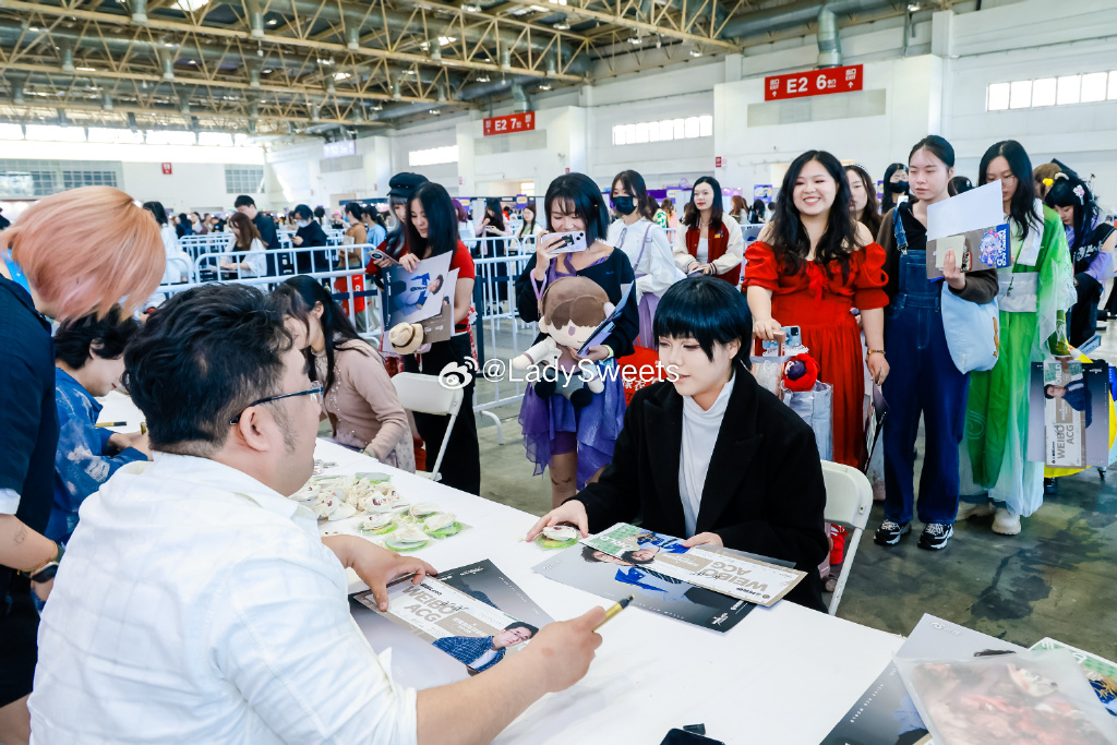 AndisonJ's tweet photo. Just hit the best anime convention ever! Met my favorite VA, scored exclusive merch and got three cosplay pics—today’s pure otaku bliss , https://t.co/QdaRMSKexn