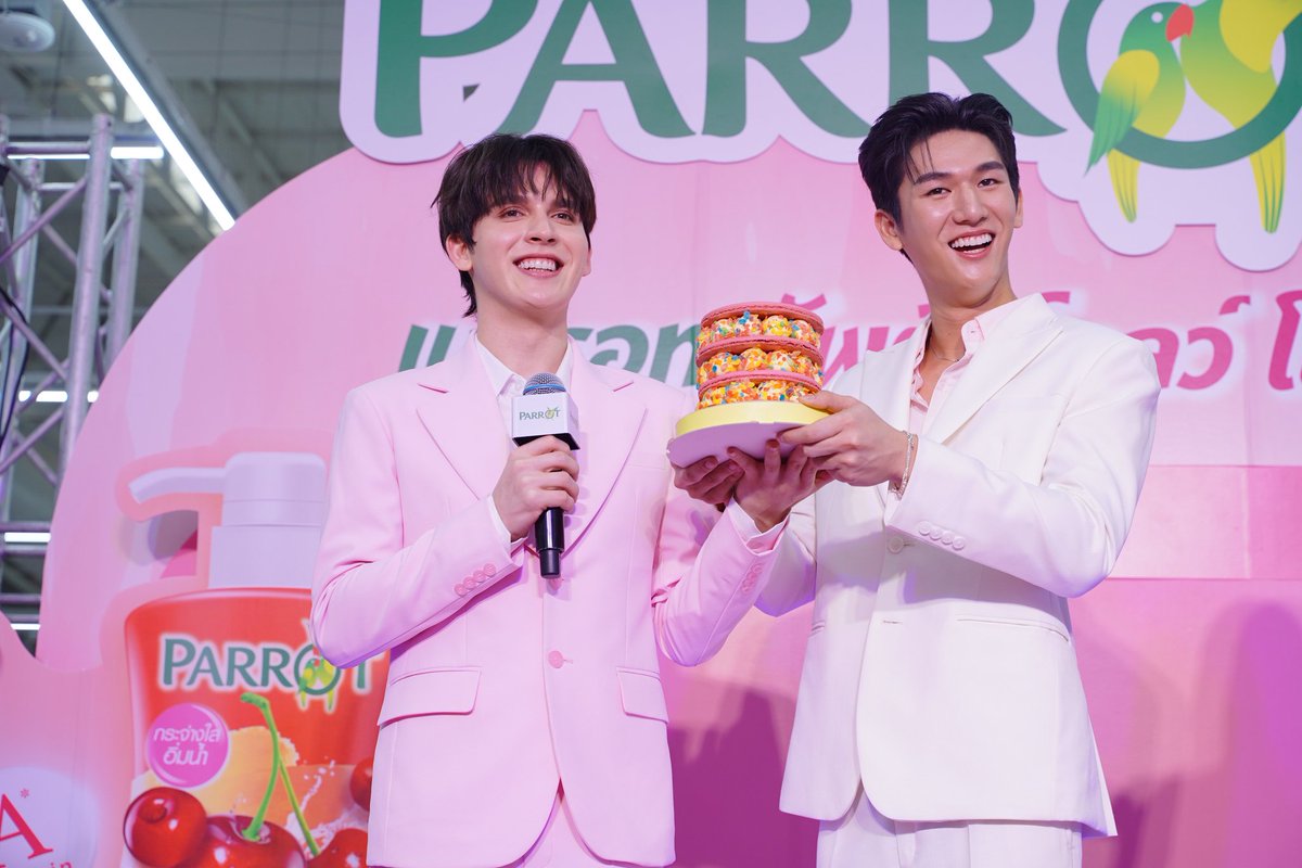 Majesticblbee's tweet photo. I'm from London, however I will travel if MosBank are invited to the UK 🥰

I see them every time I travel to Thailand 

#MosBank
#ISBANKY
#moslhong 
#iQIYIArtistTH https://t.co/XGvsKoZbq2