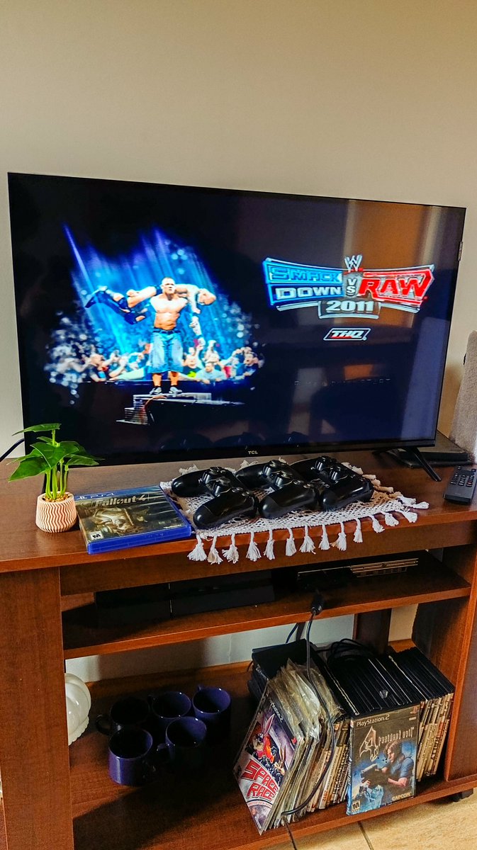 facucosetti's tweet photo. Me mudé solo y me traje la PS2 conmigo, ahora me salió el gordo nostalgia de adentro. Los jóvenes que están mis dedos en el último vídeo se puede ver. https://t.co/uLo9bI0sF8