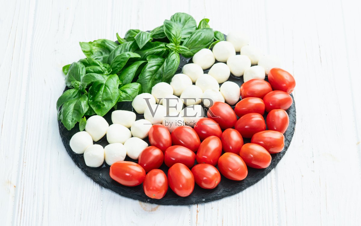 CMraz19551's tweet photo. Fresh seasonal basil, ripe tomatoes u0026 creamy mozzarella restock for weekend caprese salads and pasta nights https://t.co/ILQSa4YL8m