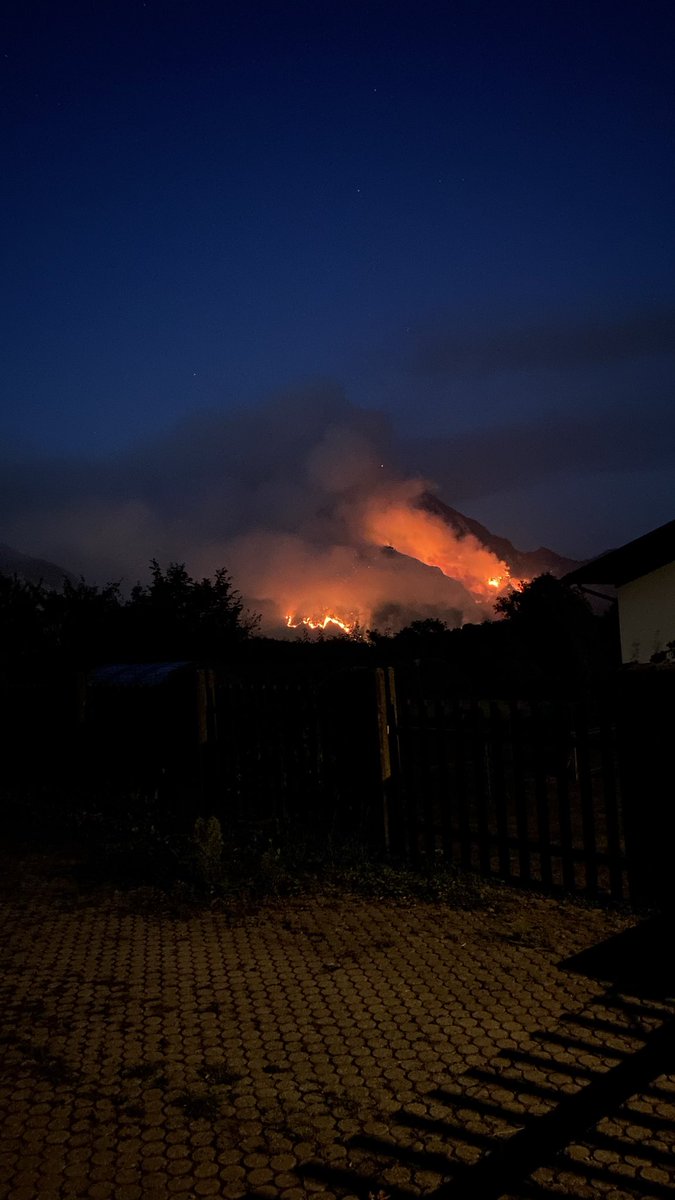 Brokvnrose's tweet photo. questa è la situazione incendi ora, mi si spezza il cuore a vedere le mie belle montagne ridotte così https://t.co/N3InFRAJNX