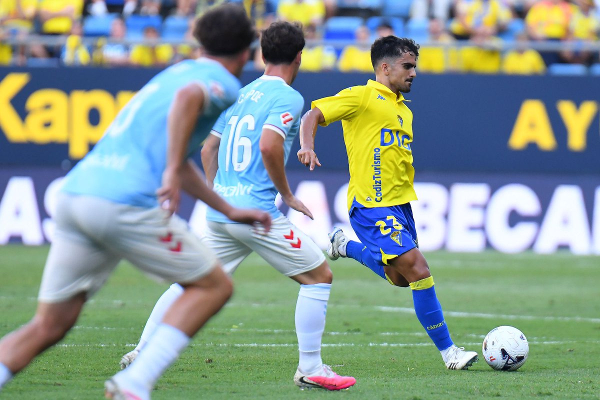 beniarroyo_'s tweet photo. Seré yo, pero hace tiempo que no veo a un futbolista con este nivel posicional en el centro del campo del Cádiz CF y que decida tan taaan bien cada pase que da. Para mí es una puesta en escena buenísima de Damian. 

Hay futbolista con muy buen pie en el MC y me parece algo imprescindible para crecer a nivel colectivo.