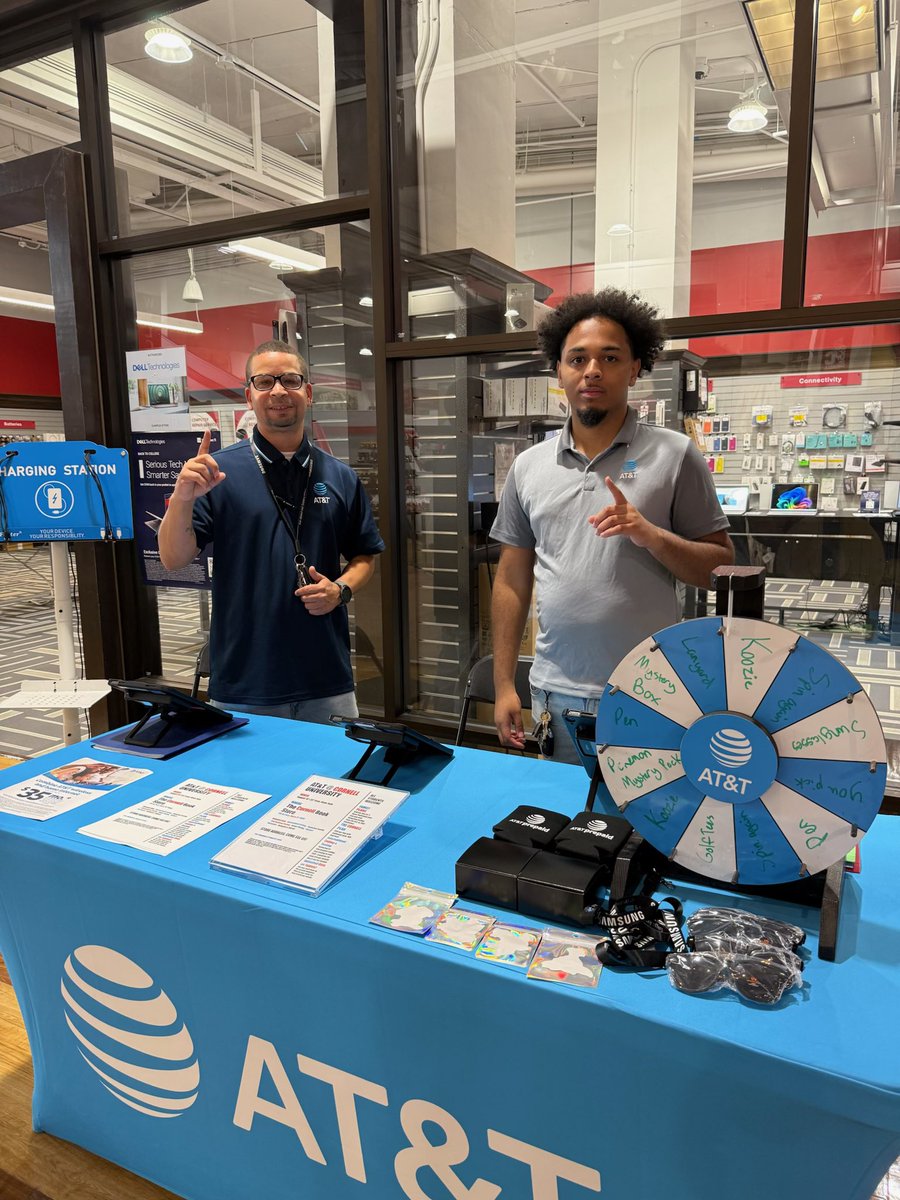 DuwayneNegron's tweet photo. Back to school season 🎓📚 Proud to be out here at Cornell University helping students get connected and ready for the year! 💪🏽📱 @ATT @TheNEStates  @LifeAtATT @attMarcus #BackToSchool #Cornell #TeamWork https://t.co/fDV64i6hrO