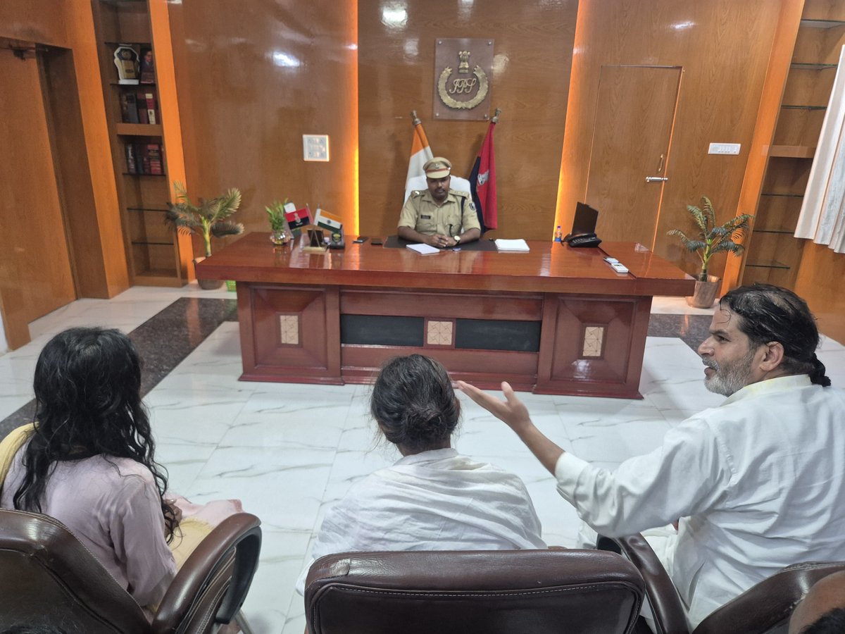 khurpenchh's tweet photo. बिहार में अभी भी कोरोना बहुत भीषण हैं, 

तभी तो SP साहेब अभी भी 13 फीट की दूरी बनाए हुए हैं https://t.co/xVZYXkByrw
