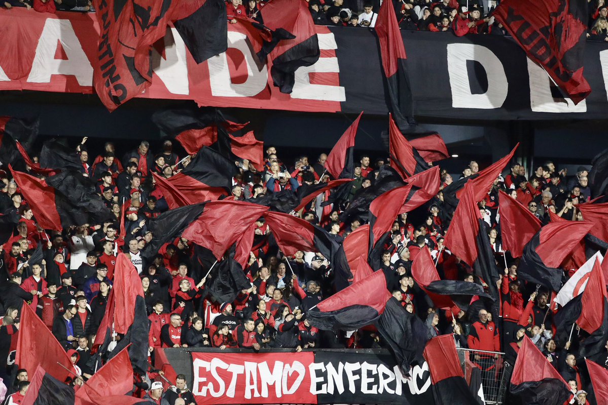 Newells's tweet photo. ¡Te aliento con el corazón! ❤️🖤 https://t.co/w0ltE06NOd