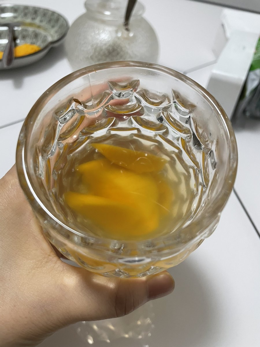 ChueHermony's tweet photo. 5-min Mango Iced Tea hack: Steep black tea, blend ripe mango + a squeeze of lime, mix u0026 serve over ice! Perfect for summer afternoons. #EasyRecipes https://t.co/hCUvWearEd