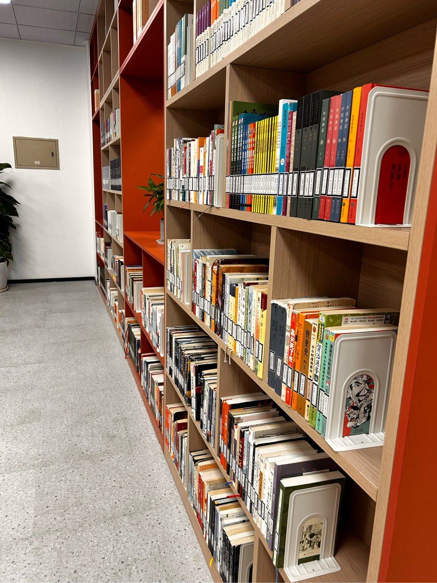 Crystal88310432's tweet photo. Got junk that’s worth more as memories 20 mins of sorting old books and letters today – feels so freeing to clear space for new good stuff! https://t.co/Vo3rBlZDGR
