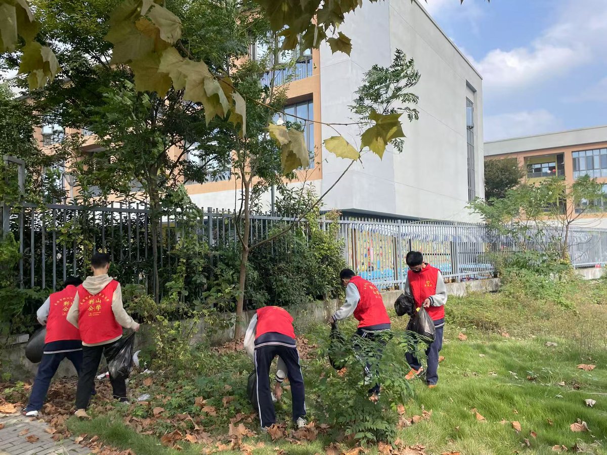 stonejig42's tweet photo. Join our weekend community garden cleanup this Sat (9am)! All supplies + snacks provided. Help spruce up the neighborhood u0026 meet neighbors—new faces always welcome! https://t.co/1BKglqz73J