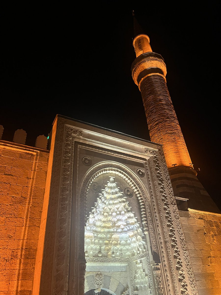 turkmenteberi's tweet photo. Kalktım sırf şu güzelliği görmek için Beyşehir’e geldim. Allah Müslüman olduktan sonra iki asır içinde şu güzelliği yakalayacak seviyede İslam’ın inceliğini sindiren Oğuz beylerinden razı olsun. https://t.co/YO9zdCjKD8