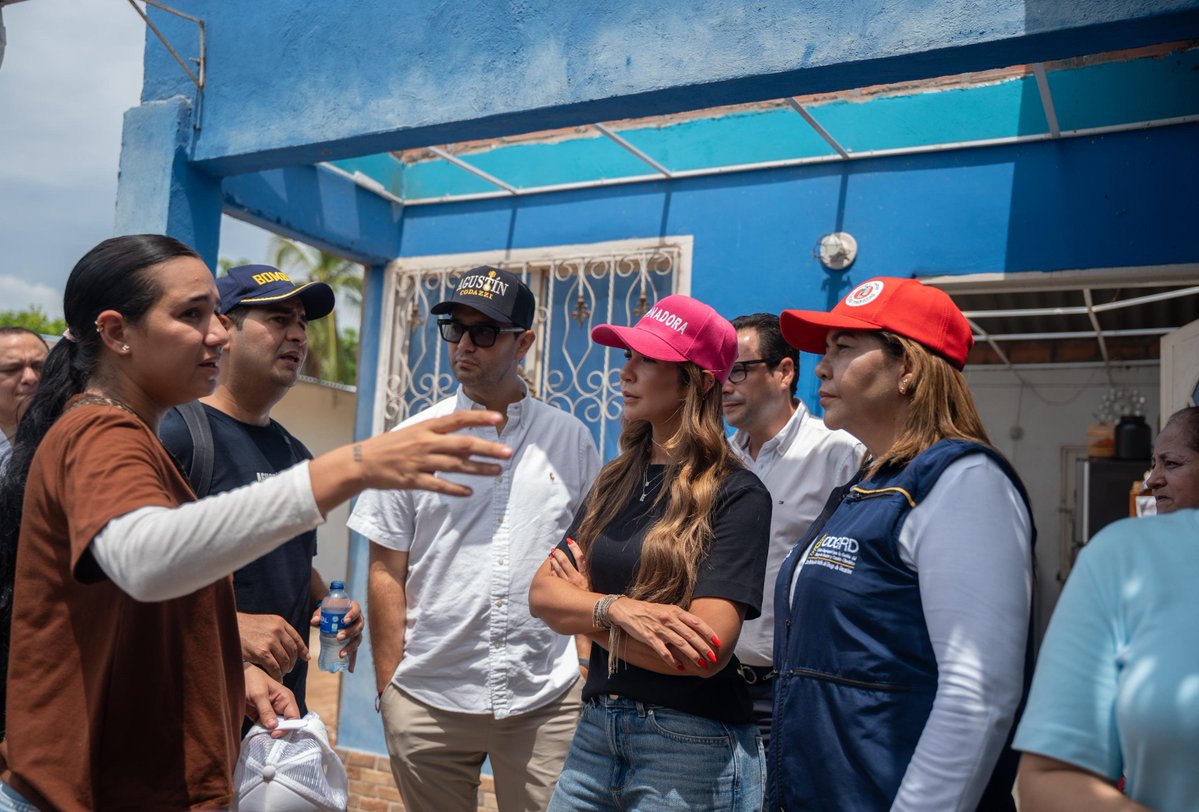 GobdelCesar's tweet photo. 📍Ante la emergencia ocasionada por el fuerte vendaval que afectó al corregimiento de Casacará, la gobernadora @elviamilenasd llegó a la población para conocer directamente la situación de las familias afectadas y coordinar las acciones de respuesta.

🫂Desde el Gobierno del Cesar, a través de la Oficina Departamental de Gestión del Riesgo y Cambio Climático, activamos la ruta de atención para acompañar a las familias afectadas.

¡Estamos contigo, Casacará!🙏🏻