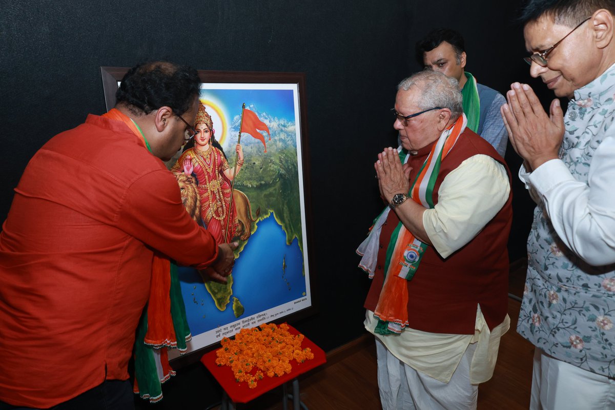 KalrajMishra's tweet photo. समारोह का शुभारंभ भारत माता के चित्र पर पुष्प अर्पित कर एवं दीप प्रज्वलित कर किया गया। इसके पश्चात ‘वन्दे मातरम्’ के सभी अंतरों का सामूहिक गायन हुआ, जिसने पूरे सभागार में राष्ट्रप्रेम और उत्साह का वातावरण बना दिया।

इसके साथ ही उपस्थितजनों ने भारतीय संविधान की प्रस्तावना का सामूहिक वाचन कर संविधान के मूल आदर्शों और लोकतांत्रिक मूल्यों के प्रति अपनी प्रतिबद्धता दोहराई।
#VandeMatram #IndependenceDayCelebration