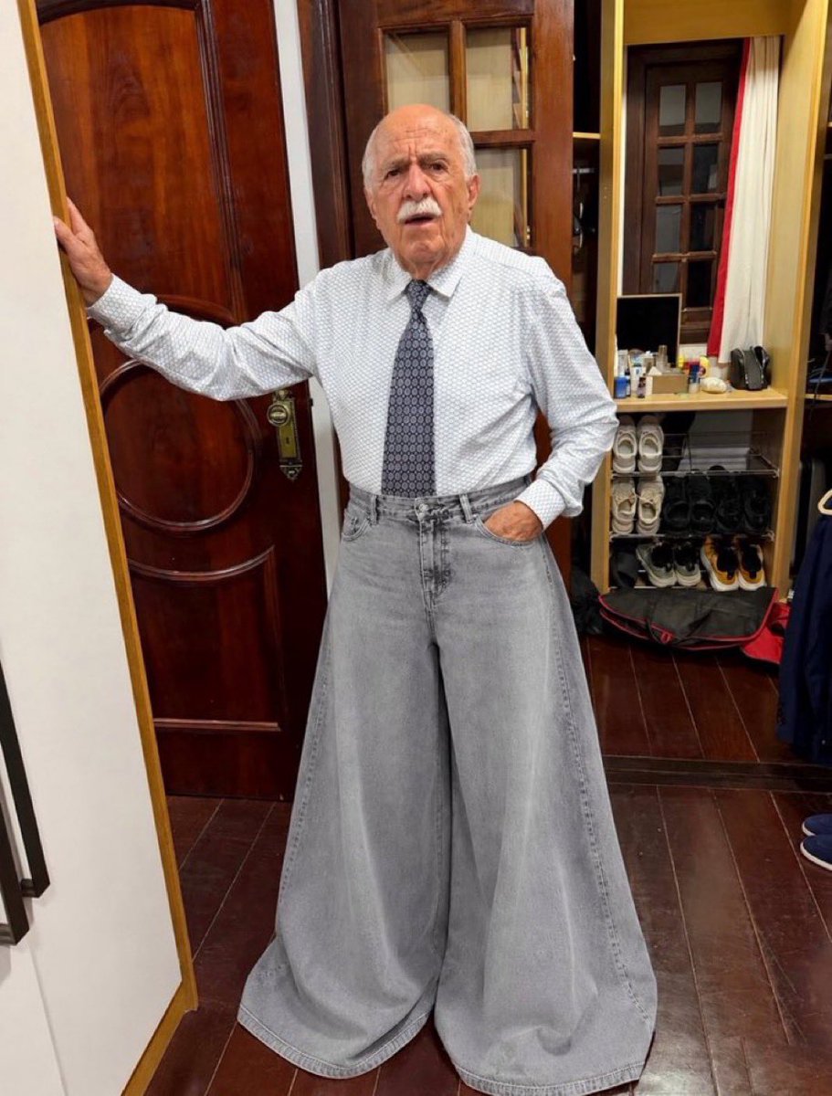 luscas's tweet photo. calça de shopping 
calça que você usa no shopping 
como sinal de respeito https://t.co/mbyyi7TvSb