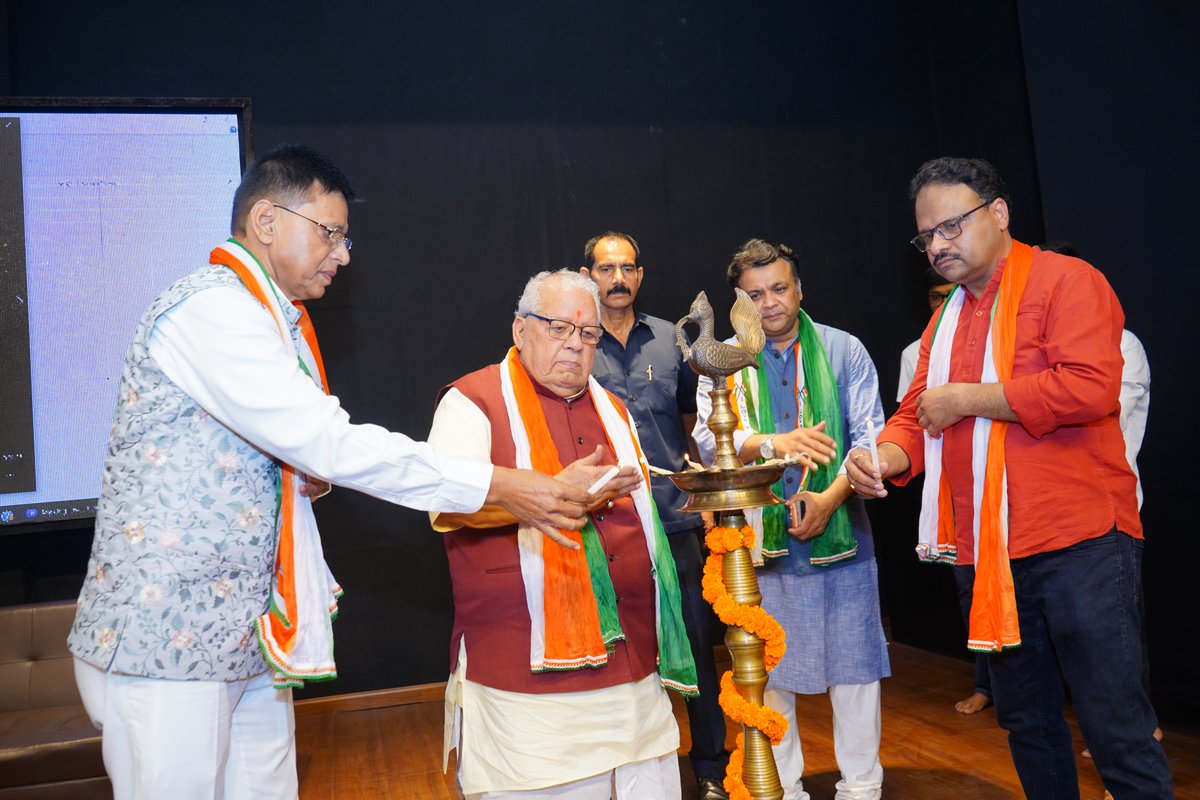KalrajMishra's tweet photo. समारोह का शुभारंभ भारत माता के चित्र पर पुष्प अर्पित कर एवं दीप प्रज्वलित कर किया गया। इसके पश्चात ‘वन्दे मातरम्’ के सभी अंतरों का सामूहिक गायन हुआ, जिसने पूरे सभागार में राष्ट्रप्रेम और उत्साह का वातावरण बना दिया।

इसके साथ ही उपस्थितजनों ने भारतीय संविधान की प्रस्तावना का सामूहिक वाचन कर संविधान के मूल आदर्शों और लोकतांत्रिक मूल्यों के प्रति अपनी प्रतिबद्धता दोहराई।
#VandeMatram #IndependenceDayCelebration