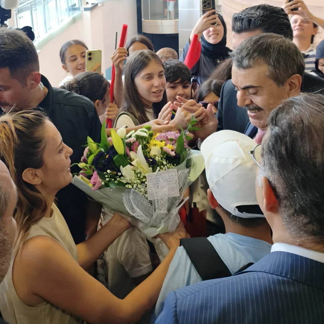 bkiekc's tweet photo. Aileler için atılan her güzel adımın yanındayız. Aynı hassasiyetin öğretmenlerimiz için de gösterilmesini ve özel durumların il emriyle çözülmesini umut ediyoruz. 🌿
@Yusuf__Tekin @tcmeb @cftcblnt #ilEmriBirlestirir https://t.co/z21zDGDp2X