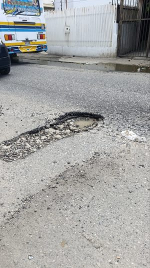 ReporteYa's tweet photo. #15Ago #Lara #ServiciosPúblicos
Un bote de agua deteriora la capa asfáltica de la calle 16 entre carreras 21 y 22, en Lara, donde se formaron baches y acumulación de sedimentos. Conductores y vecinos piden reparar la tubería y reconstruir la vía. – El Impulso https://t.co/Fx7CCzIXUf