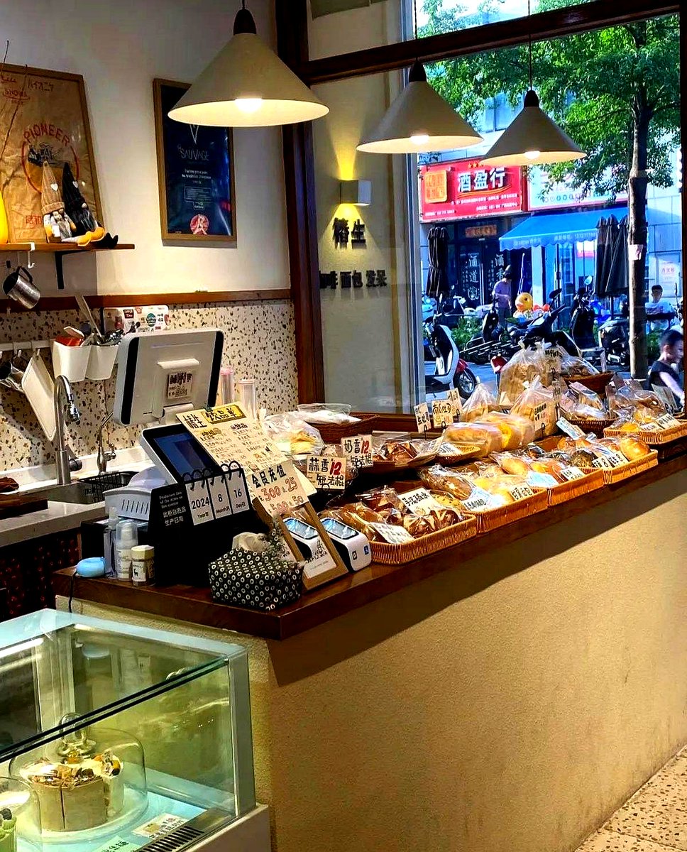 DEVK2303's tweet photo. Just grabbed the warmest, flakiest croissant from the corner bakery—my midweek slump just vanished in one bite. https://t.co/lFOhX3yLvL