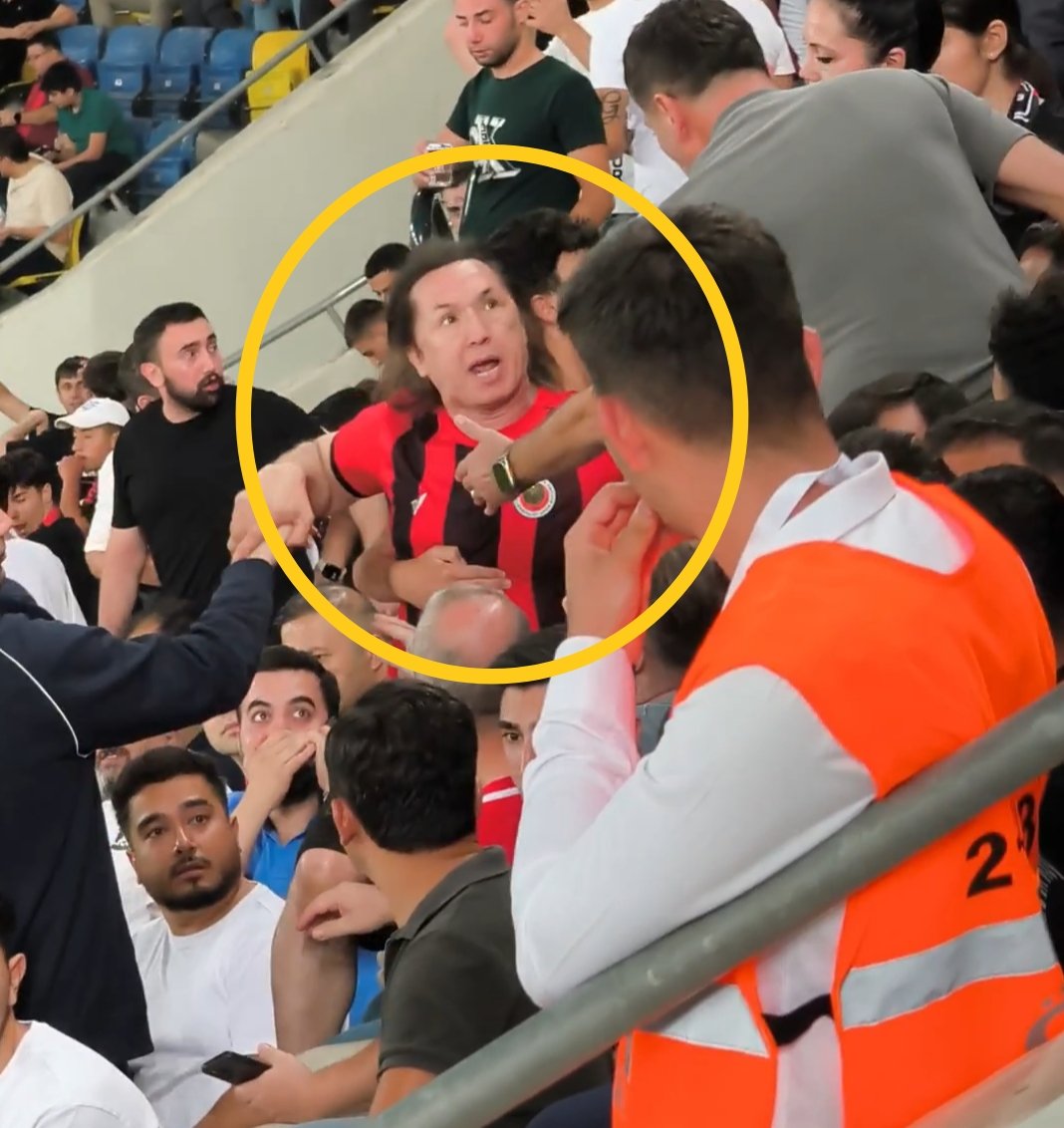 medyamuhtari's tweet photo. Gençlerbirliği Fenerbahçe maçında 3 yaşında ki çocuğun üzerinden Fenerbahçe formasını çıkarttıran  yvşak bu.

Bu herifi değil stadlara sokmak, yanından bile geçirirseniz yazıklar olsun.

@TFF_Org gereğini yap.

#GENvFB https://t.co/xAgXsOgzha