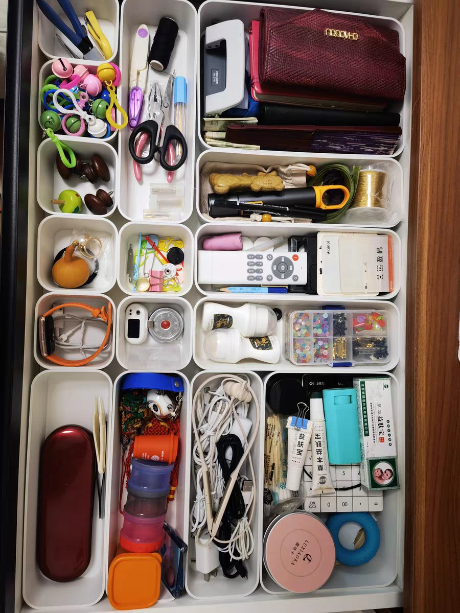 KatelynnHe20347's tweet photo. Tidied my junk drawer u0026 found old memories + useful gems I’d written off. Small win for decluttering!， https://t.co/A3wf7fIM4Y