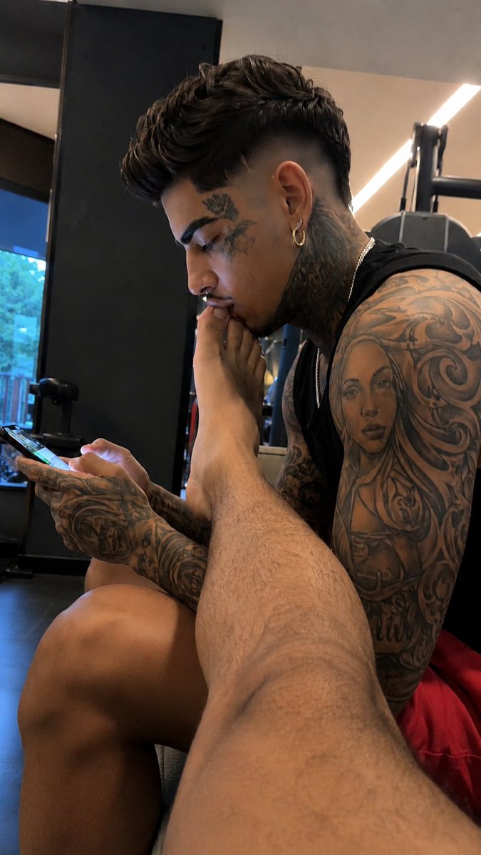 loveemll's tweet photo. 😂😂👣👣 https://t.co/iJeQLtwSzD