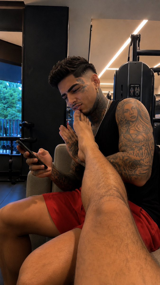 loveemll's tweet photo. 😂😂👣👣 https://t.co/iJeQLtwSzD
