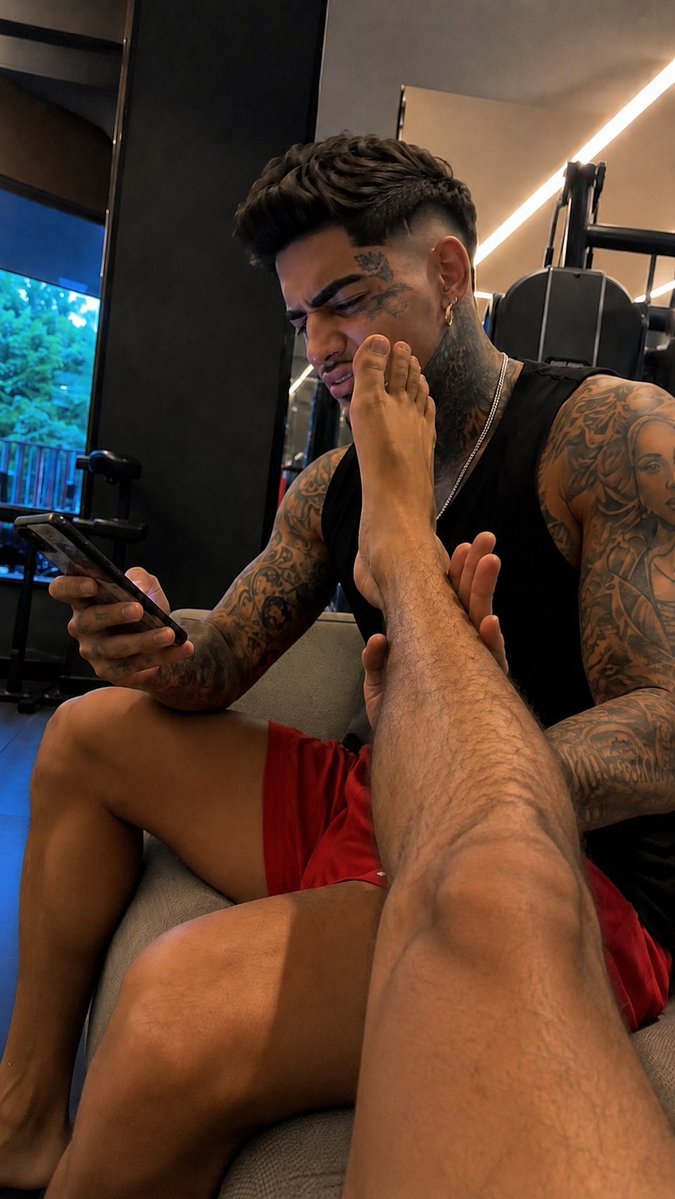 loveemll's tweet photo. 😂😂👣👣 https://t.co/iJeQLtwSzD