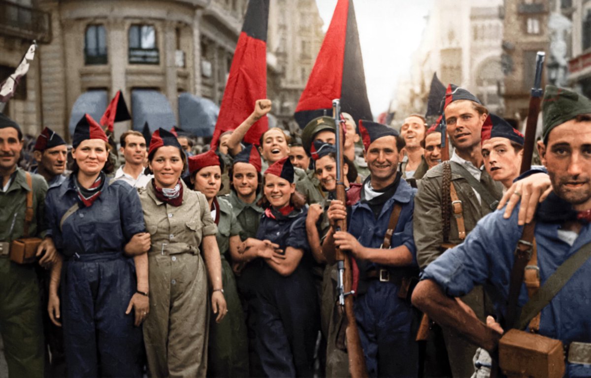 3SJShop's tweet photo. Red &amp; Black Revolutionary Neckerchief – Spanish Civil War, FSLN &amp; ELN Style 29” × 14”

https://t.co/Gy9NiCeJaK https://t.co/BJXYGGJLqf