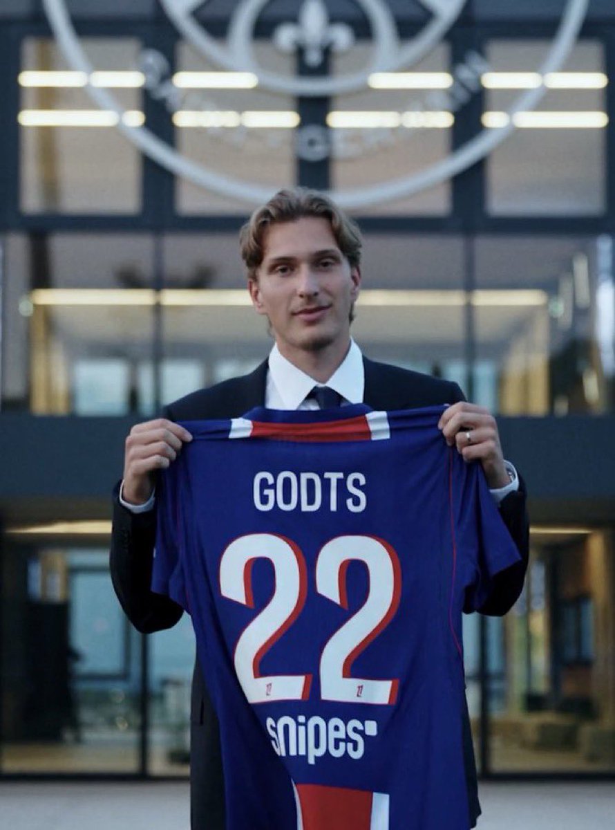 ActuFoot_'s tweet photo. 🚨🚨 OFFICIEL ! NUMÉRO 2️⃣2️⃣ POUR GODTS 🇧🇪 AU PSG !!!! 👕❤️💙

📸 @PSG_inside https://t.co/cSIynxpEWP