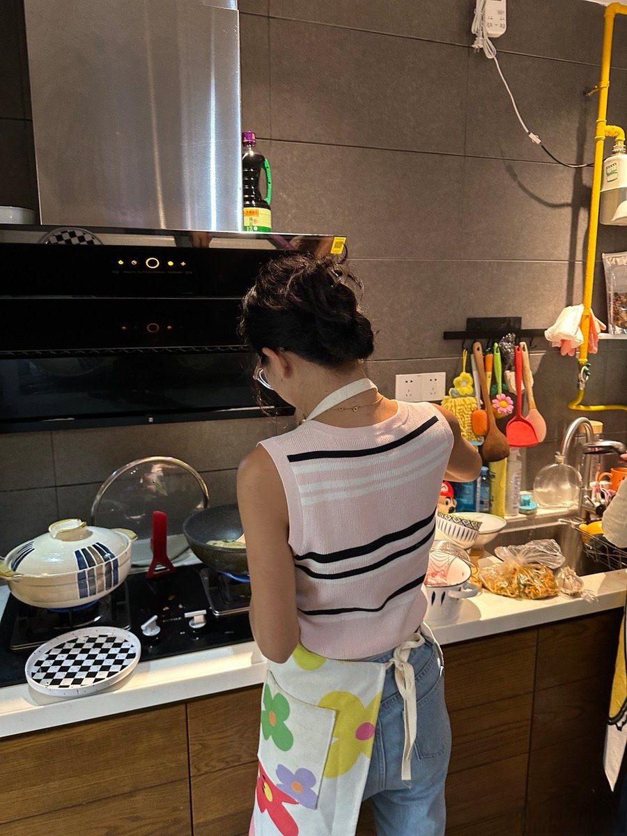 K_Armmm's tweet photo. [Once struggling to afford monthly groceries, now I’m cooking fresh meals with the garden veggies I grew this year—small shifts hit different!] https://t.co/doeYVKRdA9