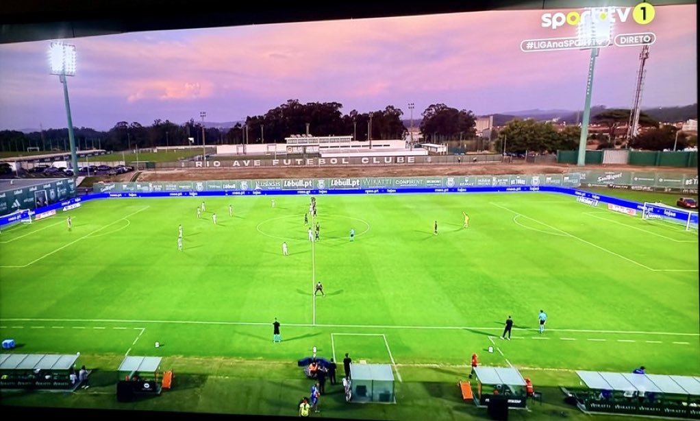 setentaeoito_'s tweet photo. Imaginem que são estrangeiros e adeptos de futebol.

É sábado à noite e podem escolher entre:

🇪🇸 La Liga
🇧🇪 Liga Belga
🇵🇹 Liga Portuguesa

Se optassem pela última, era isto que veriam no apito inicial: https://t.co/eyyNFnHBvV