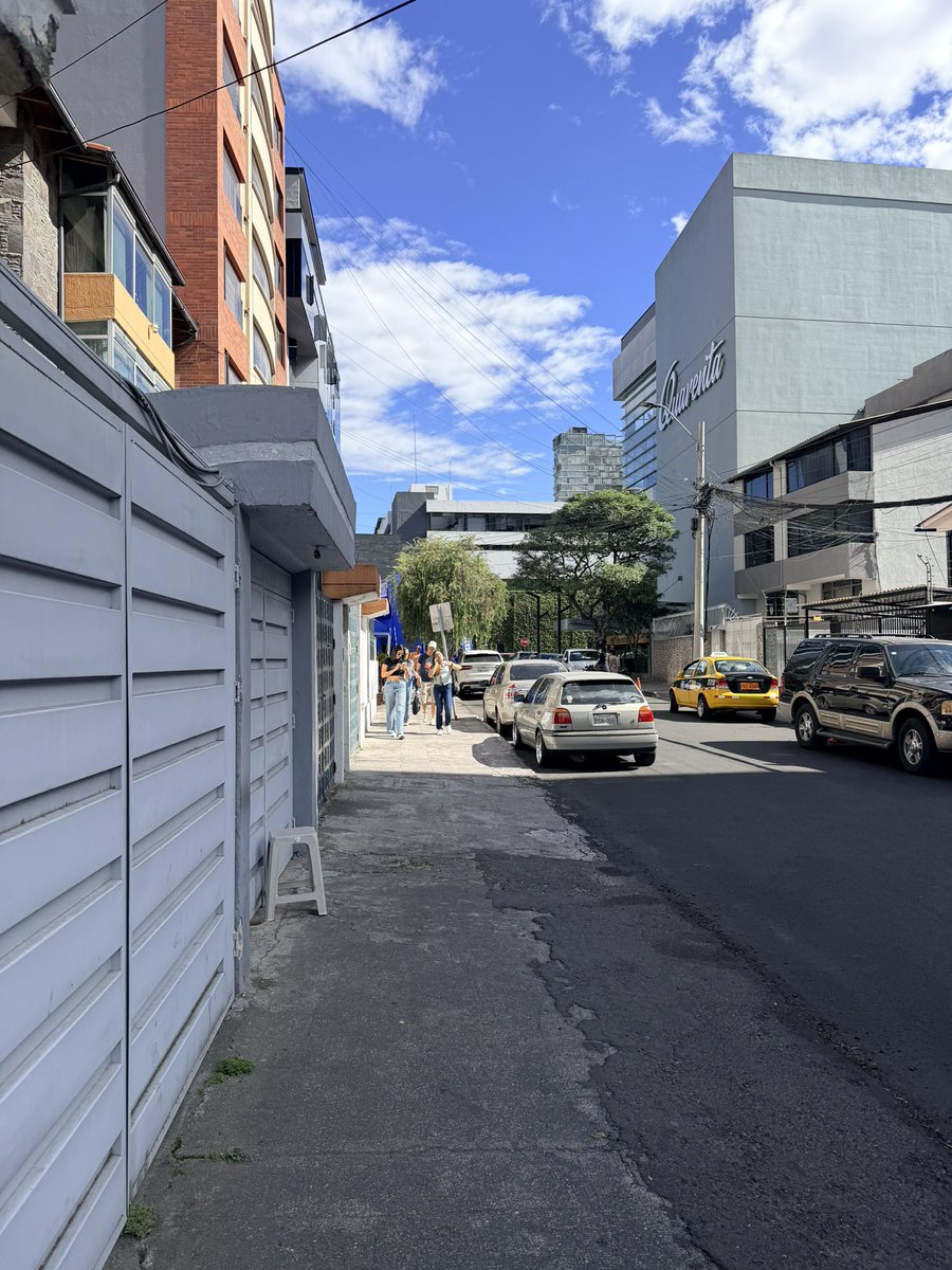 MomoVerduga's tweet photo. @SweadenSeguros lamentable que por su evento una calle de doble vía se transforme en una una sola vía y quienes vivamos ahí no podamos ni salir de nuestros parqueaderos. Deben ser responsables del impacto del entorno, la comunidad y quienes somos sus vecinos. https://t.co/6FPfSCSYXW