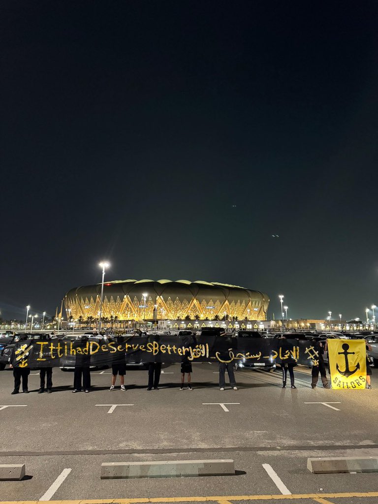 Mti115's tweet photo. من امام ملعب الجوهرة. الاتحاد يطالب بحقوقه

#IttihadNeedsSuperstars https://t.co/rKyQsrSMbp