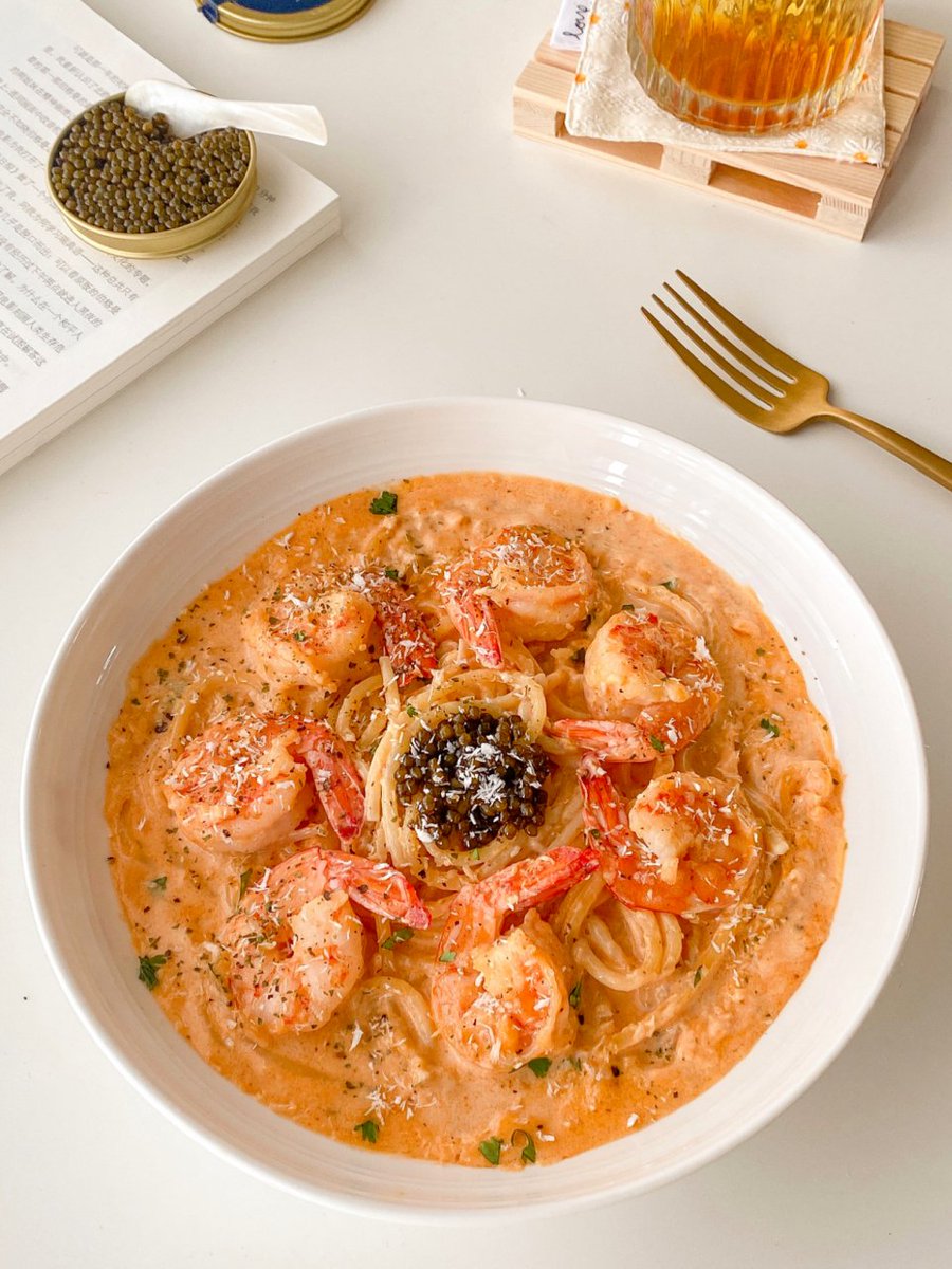 PeterMabula3's tweet photo. Just whipped up garlic butter shrimp pasta in 15 mins! Fresh herbs + a squeeze of lemon = cozy, flavorful weeknight win ， https://t.co/SFRyKTrVfa
