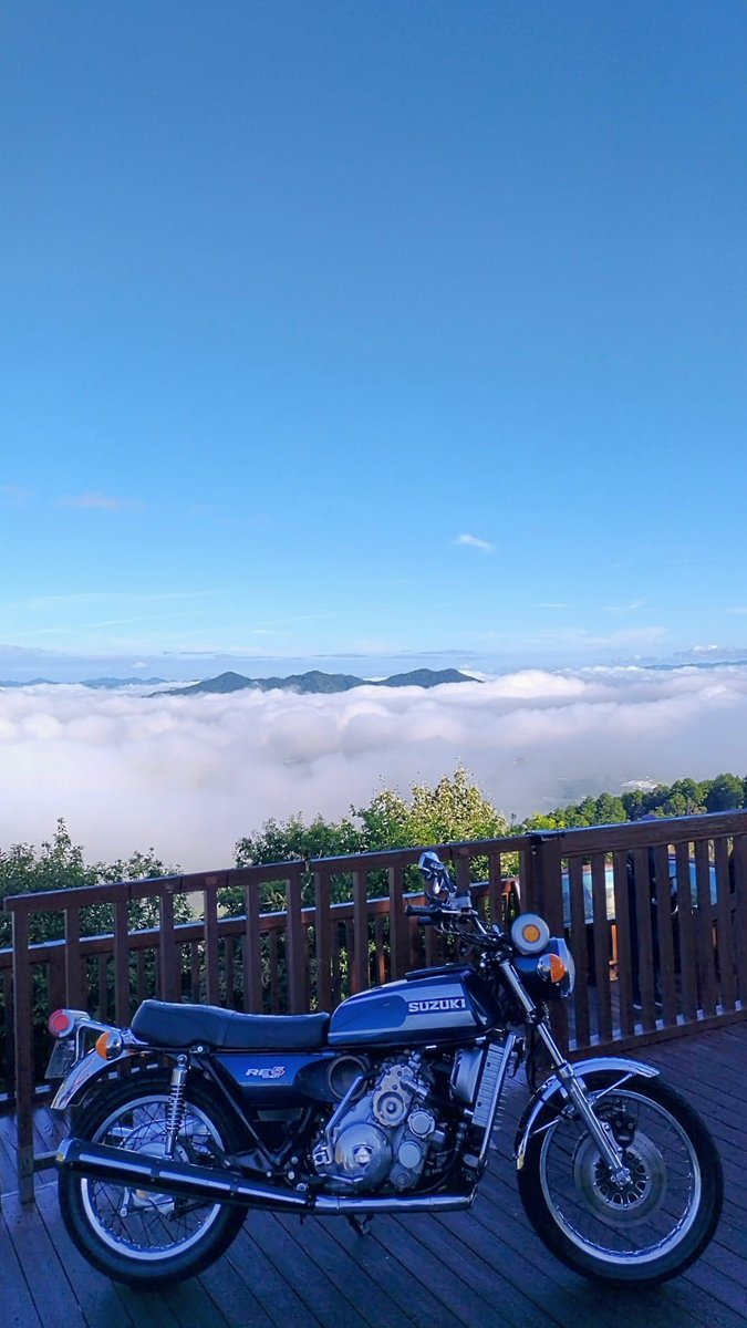 Aspi_RE5's tweet photo. ふわりと世界がほどけた初めての夏の雲海✨️
#バイクと雲が織りなす空のかっこいい画像を貼ってね
#雲海チャレンジ
#バイクのある風景
#スズキRE5 https://t.co/1D5MkTqQtv