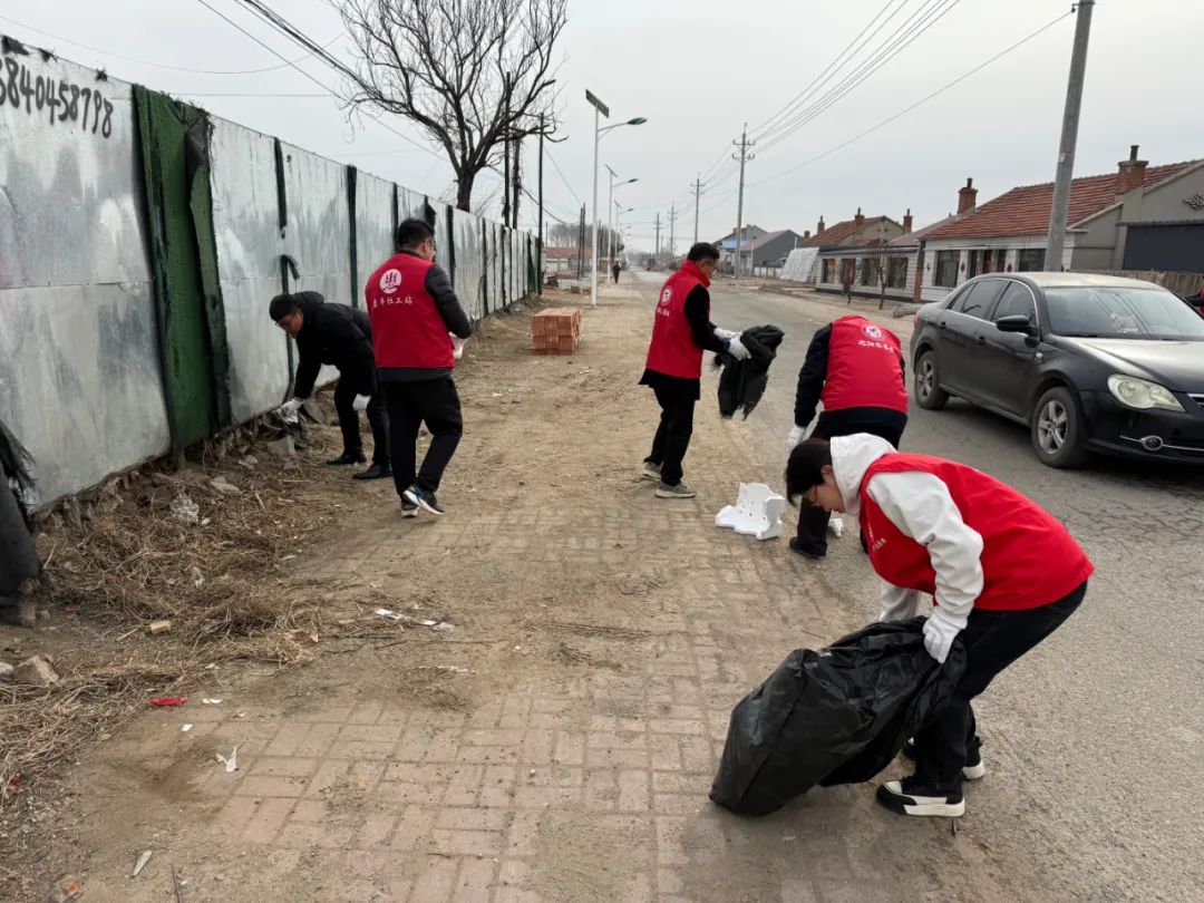 Dsanders887's tweet photo. Just wrapped up a 3-day community park cleanup with 20 awesome volunteers! Picked up 15 bags of trash, planted 5 saplings, and left this public space way nicer than we found it. Grateful for every hand that showed up https://t.co/j9kEVp0kz7