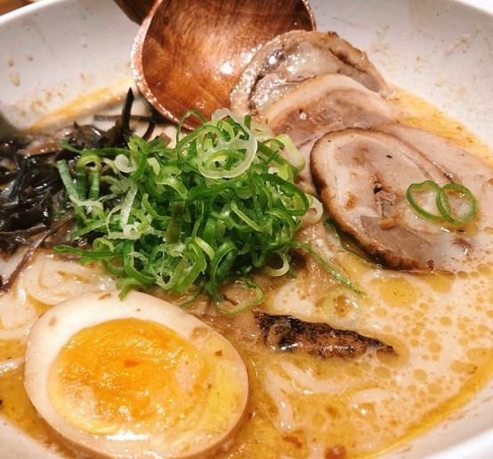 MegaGamer1999's tweet photo. 11pm ramen stall, steam curling, regulars laughing over miso broth—this is where the quiet night finds its warm glow. https://t.co/JbupbGy6Bp