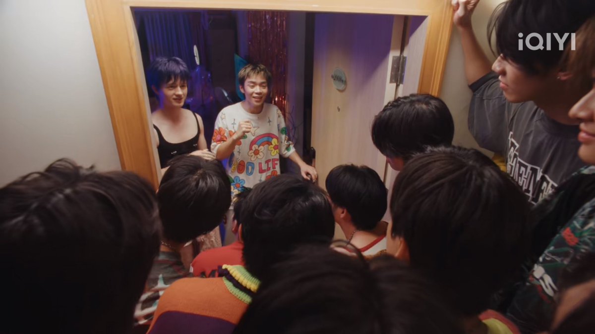ohaewluvr's tweet photo. the black mold in baabinbuas apartment making baabin hallucinate bus at his doorstep https://t.co/qWseVas7Fx