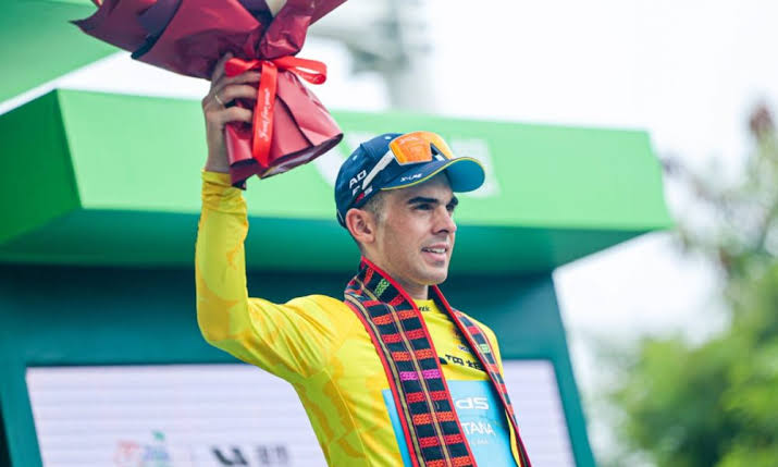 AlexDatos2's tweet photo. Últimos ciclistas sudamericanos con 6+ victorias profesionales en una temporada:

2017: 🇨🇴Fernando Gaviria (14) y Nairo Quintana (7)
2018: 🇨🇴Fernando Gaviria (9), 🇨🇴Juan Sebastian Molano (6), 🇨🇴Egan Bernal (6) e 🇨🇴Ivan Ramiro Sosa (6)
2019: 🇨🇴Alvaro Hodeg (7) y 🇨🇴Fernando Gaviria (6)
2020: 🇨🇴Fernando Gaviria (6)
2026: 🇺🇾Guillermo Thomas Silva (6)🆕

✍️No lo conseguía un ciclista sudamericano NO colombiano desde las SEIS de 🇦🇷Juan José Haedo en 2008
