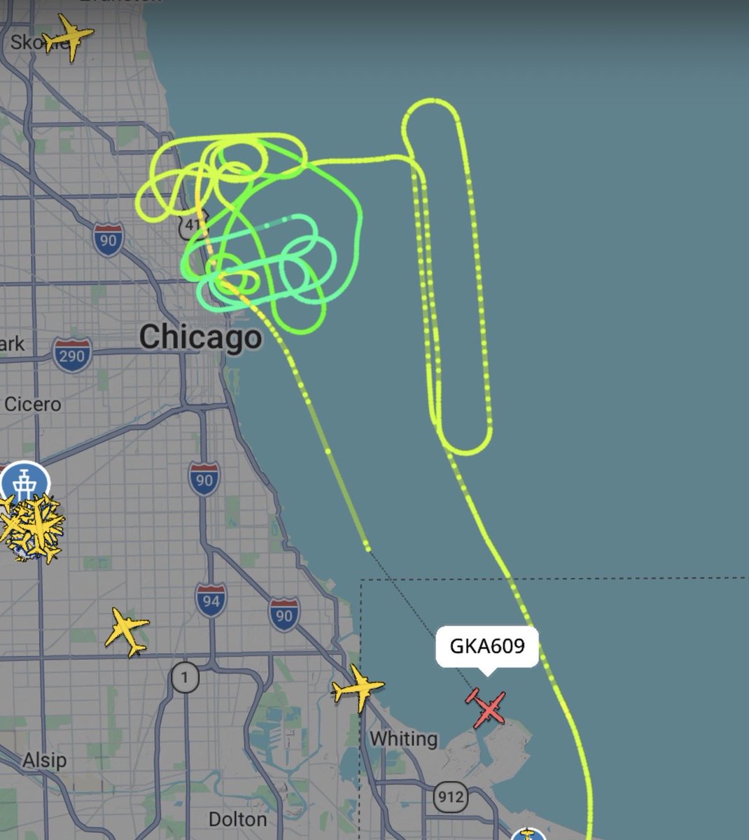 chitownscanning's tweet photo. Looks like @ArmyGK are heading home without a jump. They’re saying the @AFThunderbirds are going to give the weather a shot shortly. It is starting to drizzle. We’ll see. #ChicagoAirAndWaterShow #ChiAirAndWater #ChicagoAirShow https://t.co/coR1hqjB0q